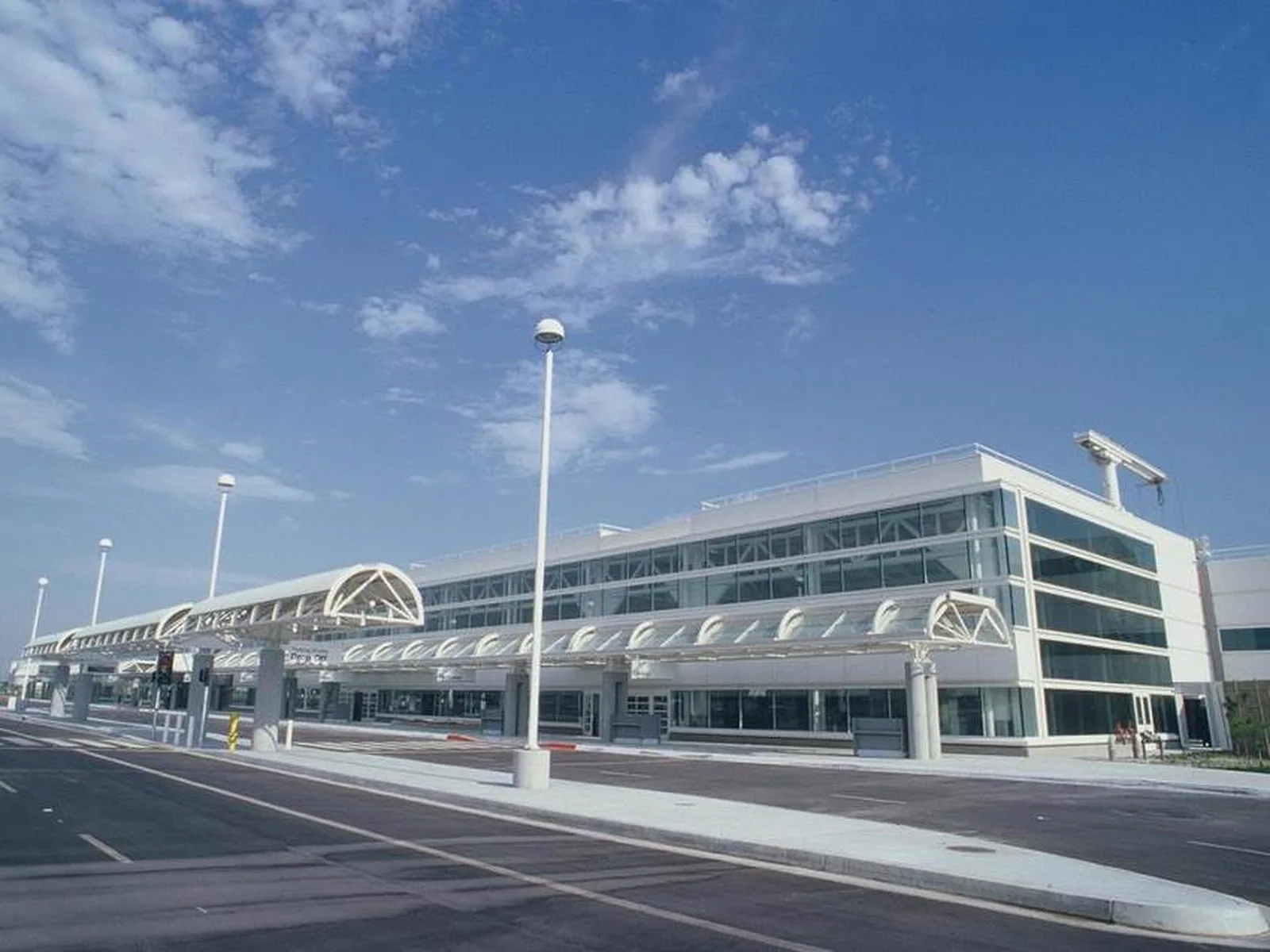 The departures kerb at Ontario International Airport on a clear morning