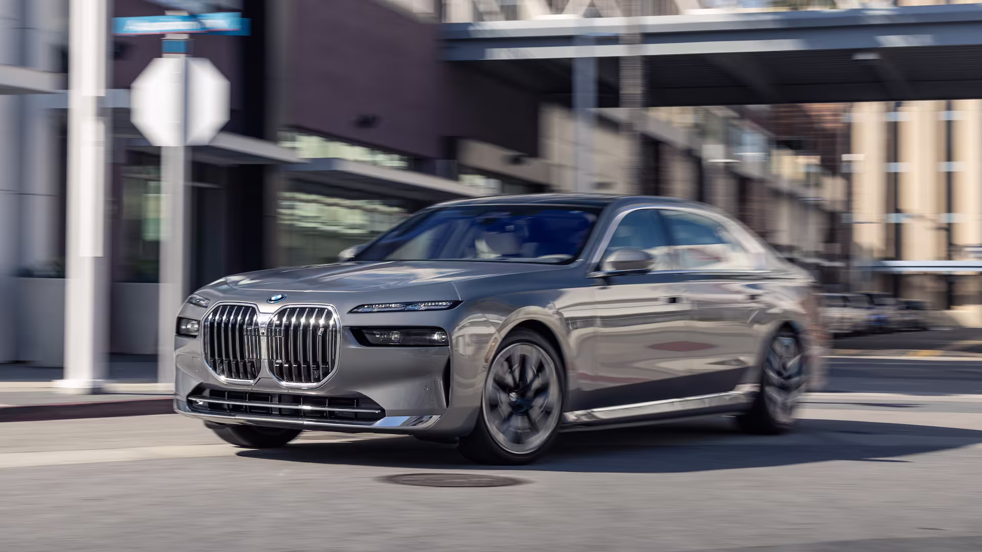 The all-electric BMW i7 flagship on a Los Angeles street